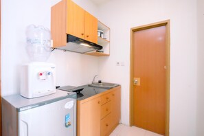Apartemen Deluks | Dapur pribadi | Lemari es, kompor, penanak nasi, dan meja makan