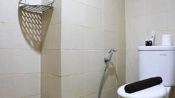 Studio Deluxe | Salle de bain | Douche, articles de toilette gratuits, serviettes fournies