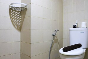 Dusche, kostenlose Toilettenartikel, Handtücher