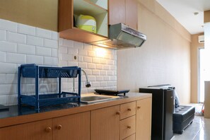 Deluxe Studio | Private kitchen | Fridge, stovetop, rice cooker, dining tables - Modern And Nice Studio At Titanium Square Apartment (Jakarta)
