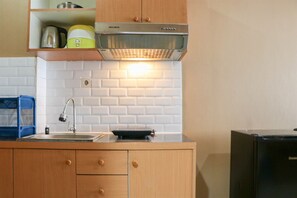 Deluxe studio | Privékeuken | Een koelkast, een kookplaat, een rijstkoker, een eettafel