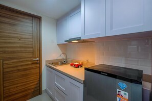Private kitchen - Cozy Living Studio At Grand Dhika City Jatiwarna Apartment (Bekasi)