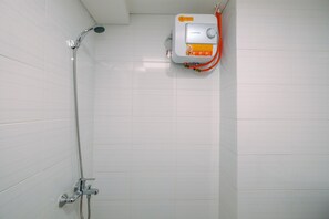 Estudio Deluxe | Baño | Ducha, artículos de higiene personal gratuitos y toallas