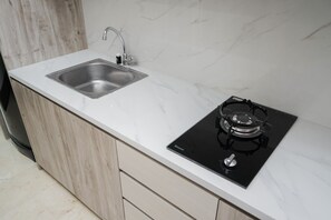Private kitchen - Elegant Studio Apartment At High Floor B Residence (Pagedangan)