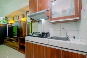 Deluxe Studio | Private kitchen | Fridge, stovetop, rice cooker - Elegant Best View Studio Springlake Apartment (Bekasi)