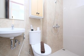 Deluxe studio | Badkamer | Een douche, gratis toiletartikelen, handdoeken