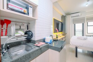 Studio Deluxe | Cuisine privée | Réfrigérateur, four à micro-ondes, surface de cuisson, cuiseur à riz