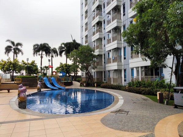 Outdoor pool - Luxurious Studio Room At Orchard Supermall Mansion Apartment (Surabaya)