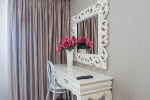 Desk - Luxurious Studio Room At Orchard Supermall Mansion Apartment (Surabaya)