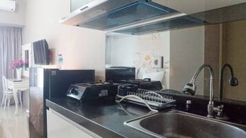 Monolocale Deluxe | Cucina privata | Frigorifero, piano cottura, risottiera