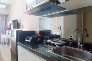 Deluxe Studio | Private kitchen | Fridge, stovetop, rice cooker - Luxurious Studio Room At Orchard Supermall Mansion Apartment (Surabaya)