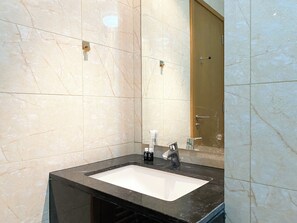 Leilighet – deluxe | Bad | Dusj, toalettartikler (inkludert) og håndklær