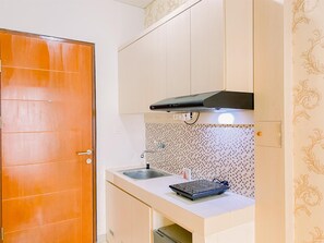 Deluxe Studio | Private kitchen | Mini-fridge, stovetop, rice cooker