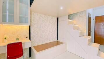 Deluxe Studio | Desk