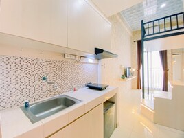 Deluxe Studio | Private kitchen | Mini-fridge, stovetop, rice cooker