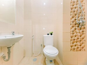 Deluxe-Studio | Badezimmer | Dusche, kostenlose Toilettenartikel, Handtücher