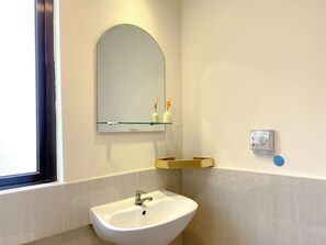 Deluxe Apartment | Bathroom | Shower, free toiletries, towels