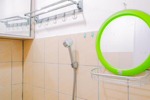 Apartamento luxo | Banheiro | Chuveiro, produtos de toalete grátis, toalhas de banho 