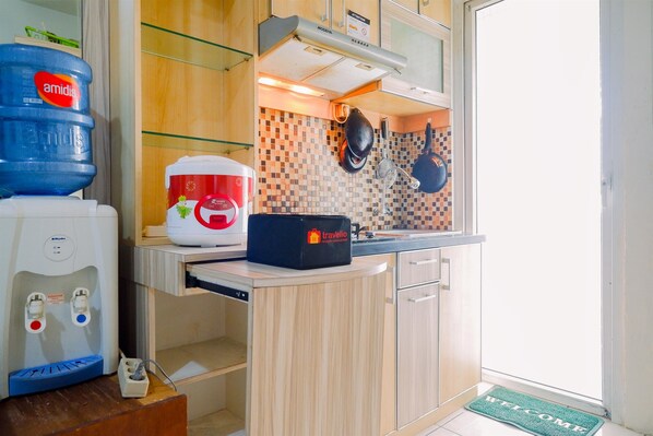 Deluxe Apartment | Private kitchen | Fridge, stovetop, rice cooker - Best Price And Comfortable 2Br Green Pramuka City Apartment (Jakarta)