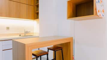 Deluxe Apartment | Dining room