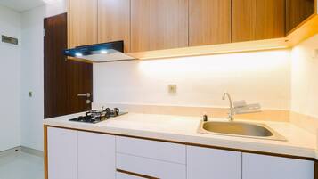 Deluxe Apartment | Private kitchen | Fridge, stovetop, rice cooker, dining tables
