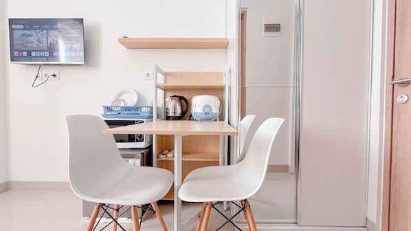 Studio Deluxe | Eget kök | Minikylskåp, mikrovågsugn, riskokare och matbord