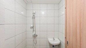 Studio Deluxe | Badrum | Dusch, gratis toalettartiklar och handdukar