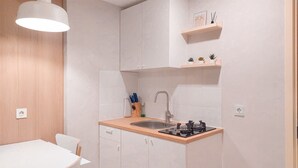 Apartemen Deluks | Dapur pribadi | Lemari es, kompor, penanak nasi, dan meja makan