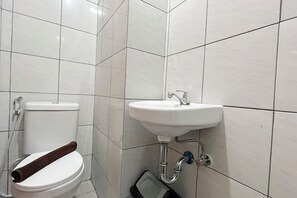 デラックス スタジオ | バスルーム | シャワー、バスアメニティ (無料)、タオル