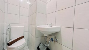 Et badeværelse med toilet og håndvask.