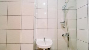 Studio Deluxe | Badrum | Dusch, gratis toalettartiklar och handdukar