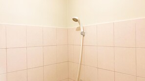 Studio Deluxe | Badrum | Dusch, gratis toalettartiklar och handdukar