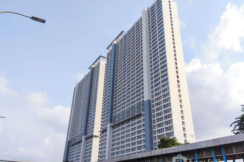 Homey And Best Place Studio Tifolia Apartment