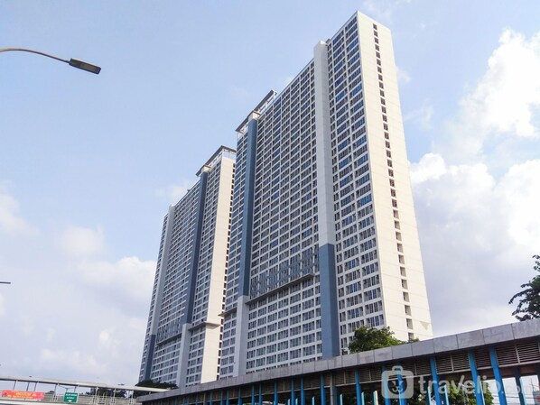 Exterior - Homey And Best Place Studio Tifolia Apartment (Jakarta)