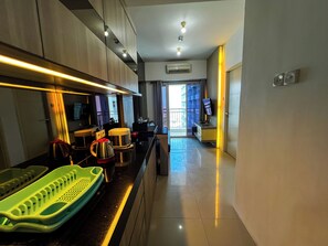 Appartement | Cuisine privée | Mini réfrigérateur, plaque de cuisson, cuiseur de riz, tables à manger