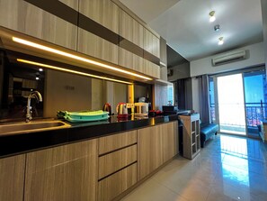 Appartement | Cuisine privée | Mini réfrigérateur, plaque de cuisson, cuiseur de riz, tables à manger