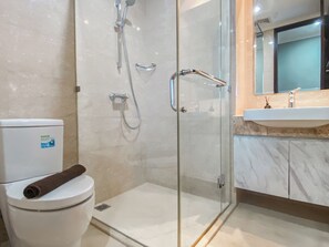 Apartment | Badezimmer | Dusche, Handtücher