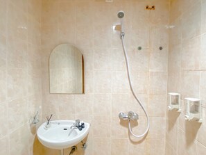 Apartemen | Kamar mandi | Shower dan handuk