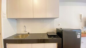 Studio | Private kitchen - Comfy And Good Studio Apartment At Tokyo Riverside Pik 2 (Teluknaga)