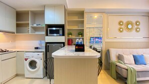 Private kitchen - Modern And Cozy Living 1Br At Gold Coast Apartment (Jakarta)