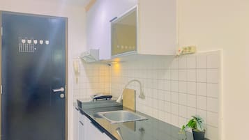 Studio | Cuisine privée | Réfrigérateur, surface de cuisson, cuiseur à riz