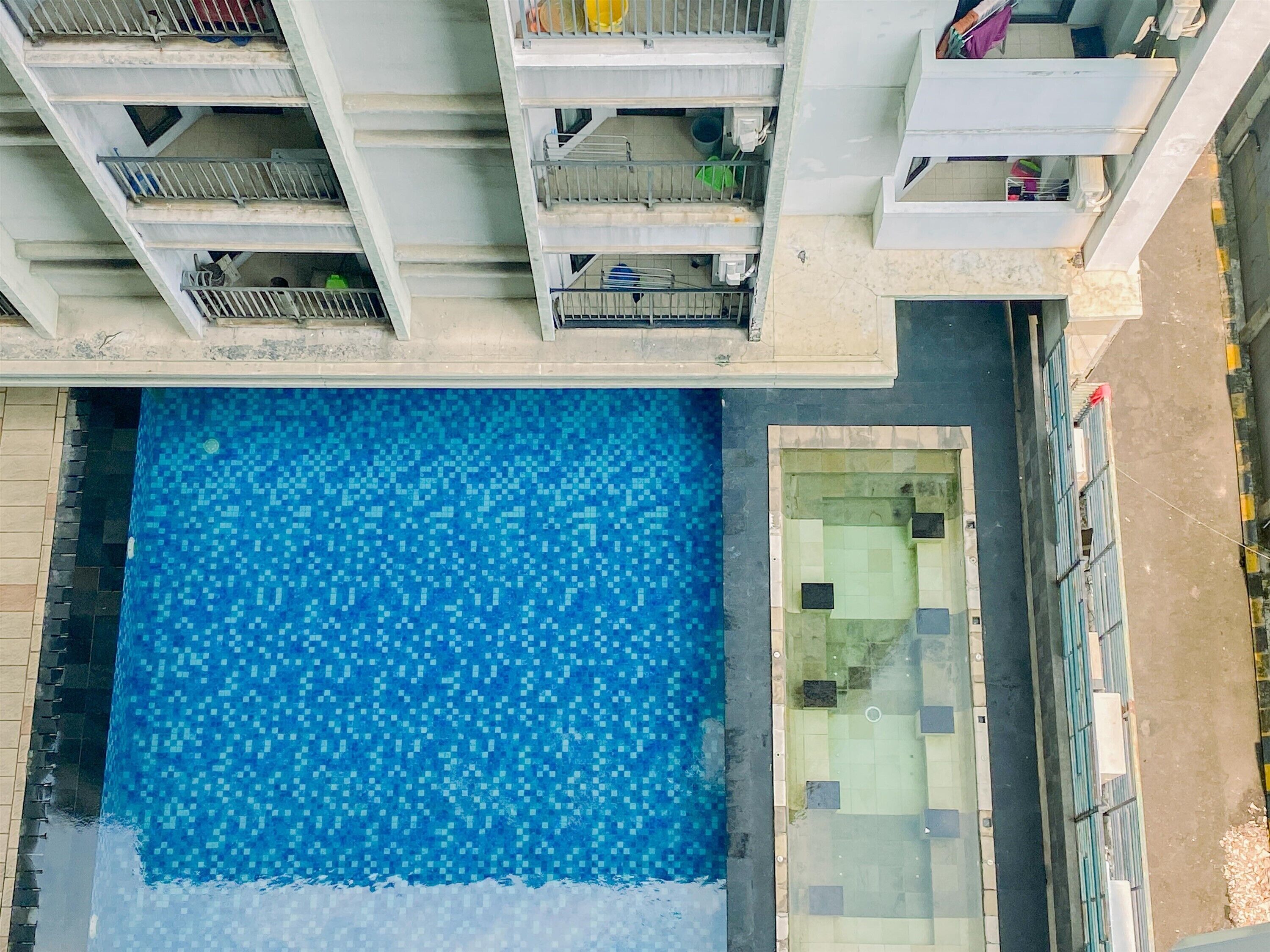 สระว่ายน้ำกลางแจ้ง