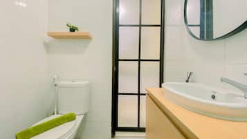 Studio | Salle de bain | Douche, serviettes fournies