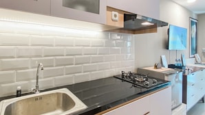 Studio | Eget kök | Minikylskåp, spishäll och riskokare