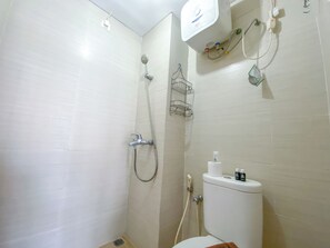 Basic Apartment | Bathroom | Shower, towels - Minimalist 2Br With Pool View At Gateway Pasteur Apartent (Cimahi)