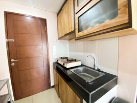 Basic Apartment | Private kitchen | Fridge, stovetop, rice cooker
