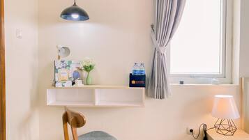 Studio | Een bureau, gratis wifi