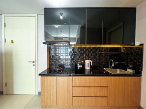 Apartamento | Cozinha privada | Geladeira, cooktop, panela elétrica de arroz, mesas de jantar