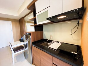 Appartement | Cuisine privée | Réfrigérateur, plaque de cuisson, cuiseur de riz, tables à manger