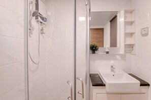 Apartment | Bathroom | Shower, towels